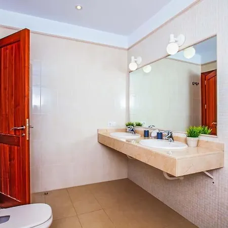 Sleeps 6 Pool Wifi Villa