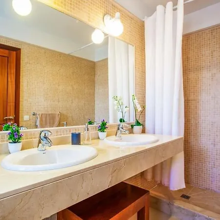 Villa Sleeps 6 Pool Wifi